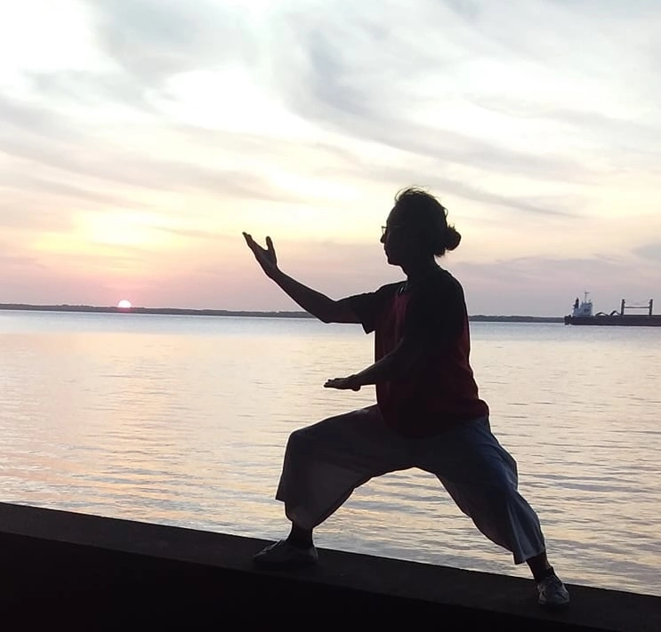 Instructor de taichi practicando